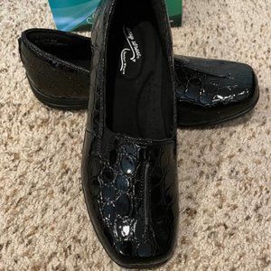 Brand New Easy Street Black Crocodile Slip-on Shoes, Size 8M